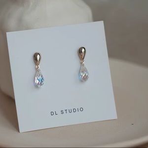 EARRINGS tear drop shaped, Swarovski-style zirconia